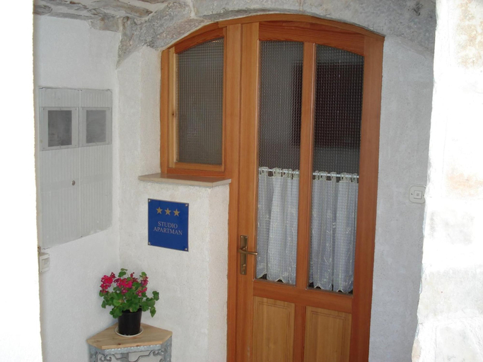Exterior & Views 2, Emily Rooms, Split