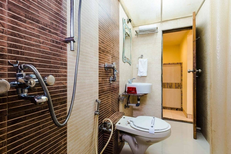 Bathroom 4, Hotel Arma, Mumbai Suburban