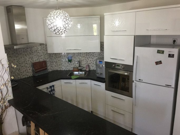 Others 4, Avi's Suites - 44 Hativat Hanegev