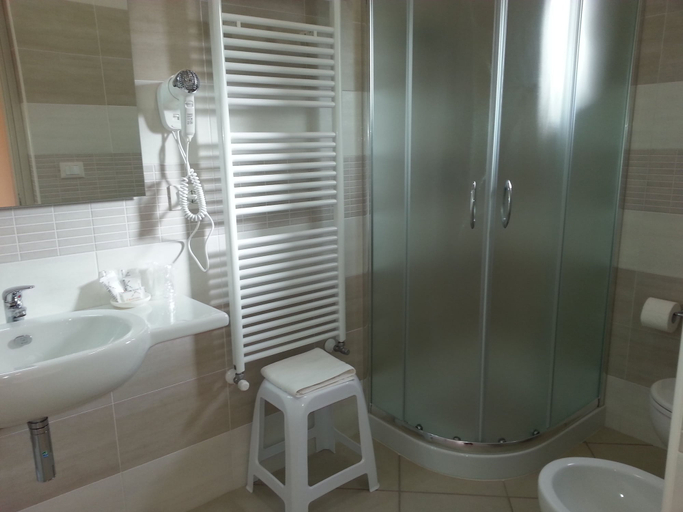 Bathroom 5, B&B Demetra, Brindisi