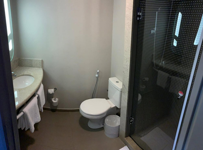 Bathroom, Ibis Fortaleza Centro De Eventos, Fortaleza