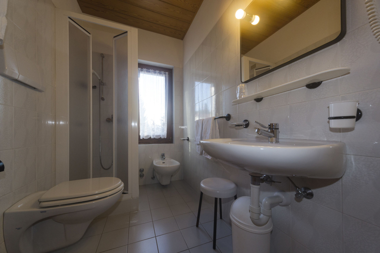 Bathroom 4, Hotel Trentino, Trento