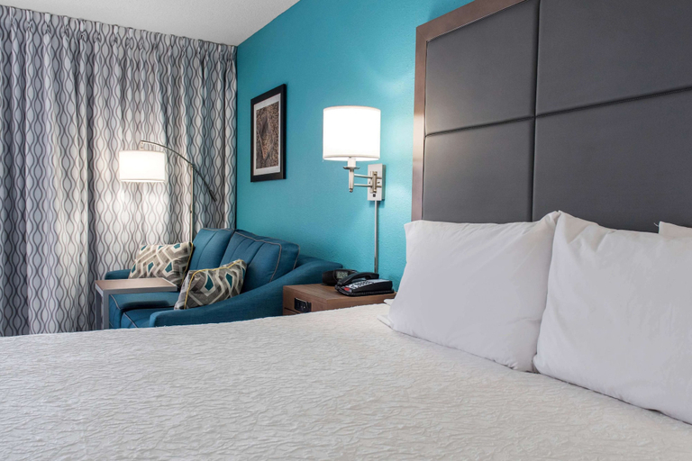Bedroom 3, Hampton Inn Douglas, Coffee