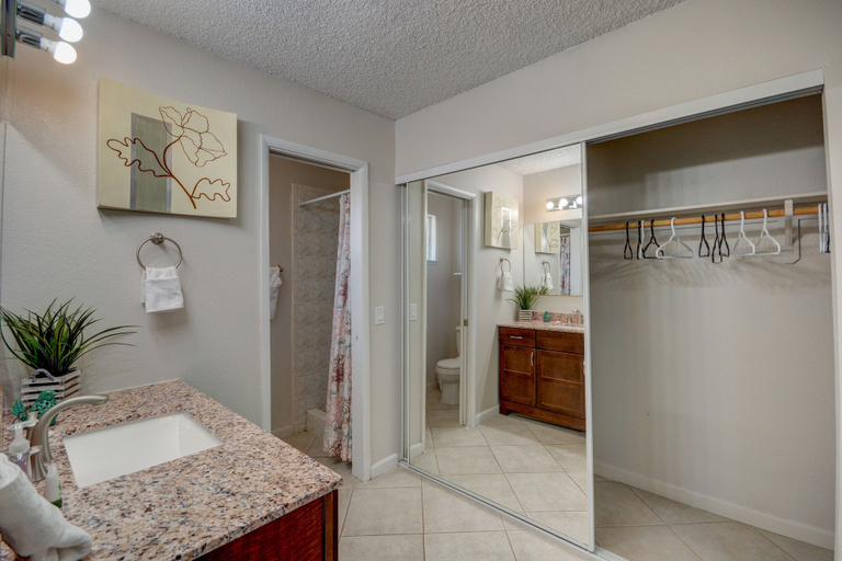 Bathroom 4, Luxurious 4BR House with Large Pool Near Strip, Clark