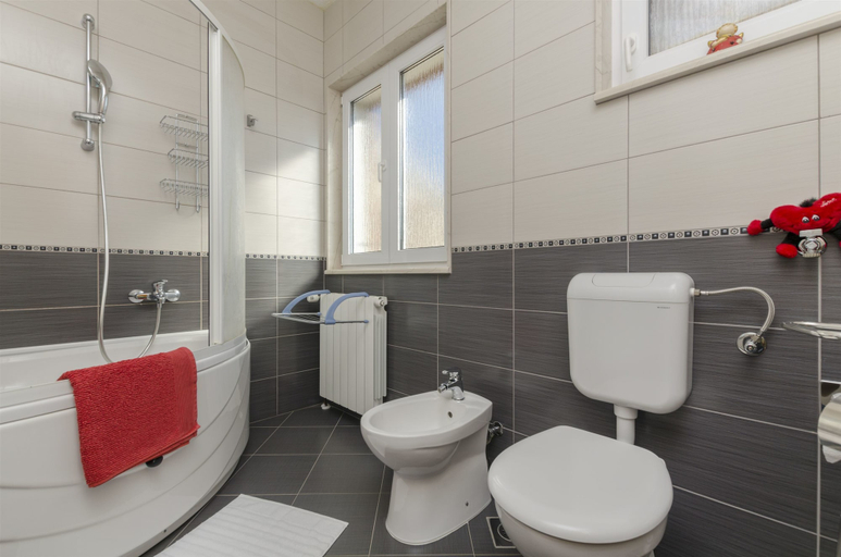 Bathroom 5, Apartments and Rooms LEA, Bol