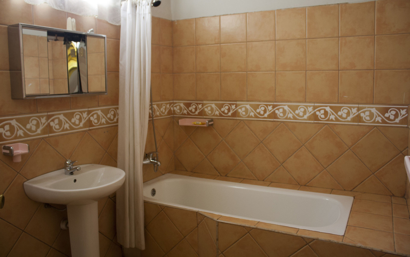 Bathroom 5, East Legon Guest Lodge, Accra