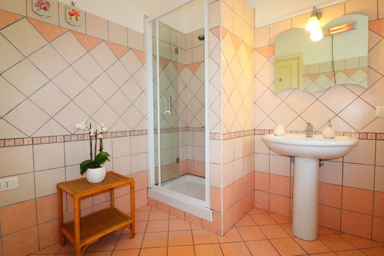 Bathroom 2, Casa Laura, Napoli