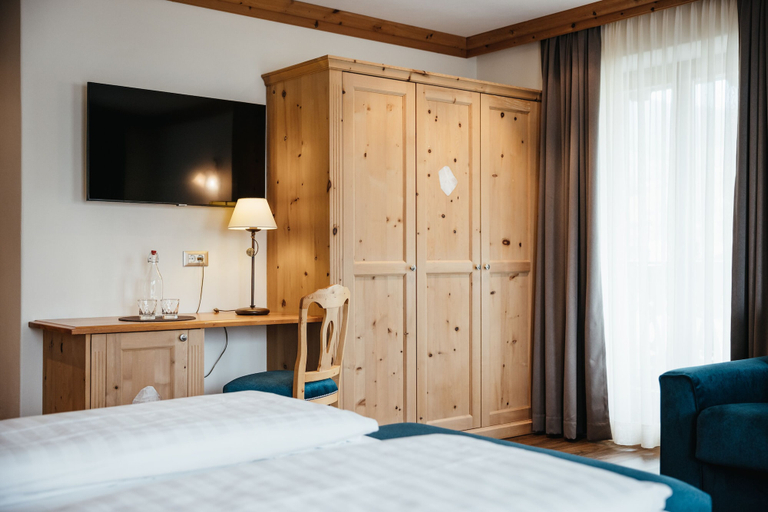 Bedroom 3, Hotel Corona, Bolzano