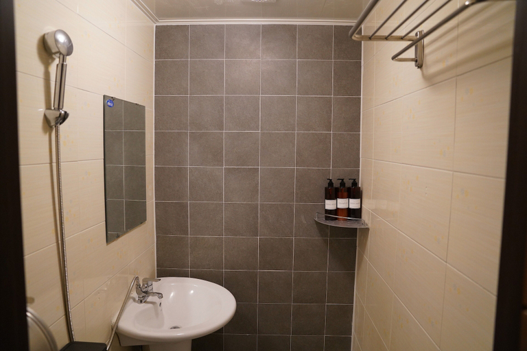 Bathroom 5, Apollo Guesthouse, Yeongdeungpo