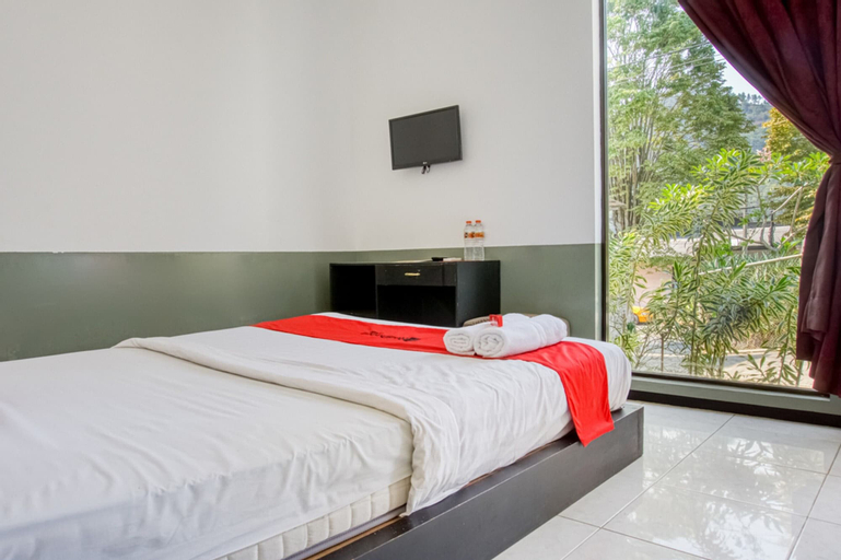 Bedroom 5, RedDoorz near Paralayang Batu, Malang