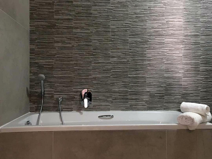 Bathroom 4, Atlantic Apartments, Swakopmund