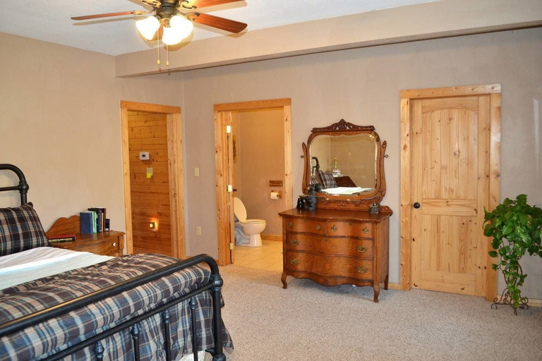 Bedroom 2, Comfortable Mountain Home near Everything yet Private, Henderson