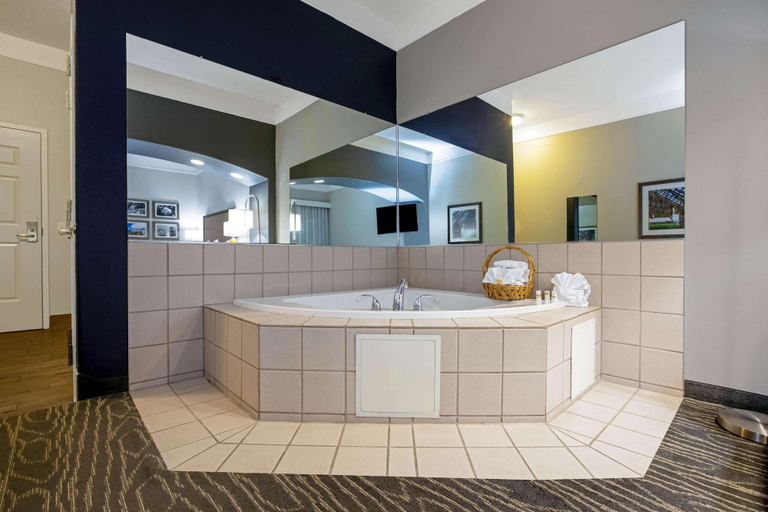 Bathroom 4, La Quinta Inn & Suites by Wyndham Manteca - Ripon, San Joaquin