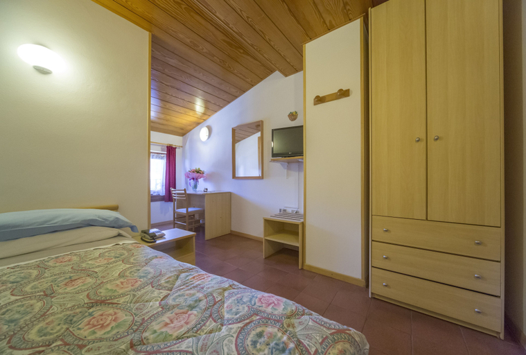 Bedroom 3, Hotel Trentino, Trento