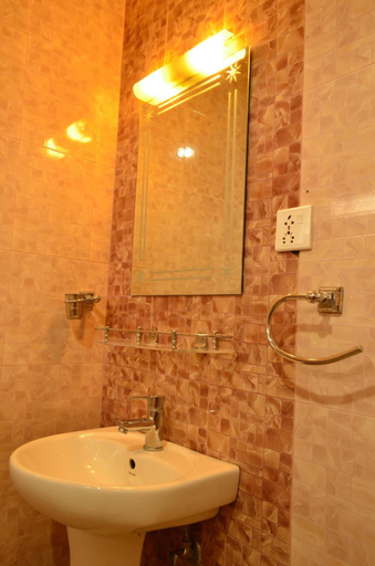 Bathroom 4, Hotel Hermitage, Narayani