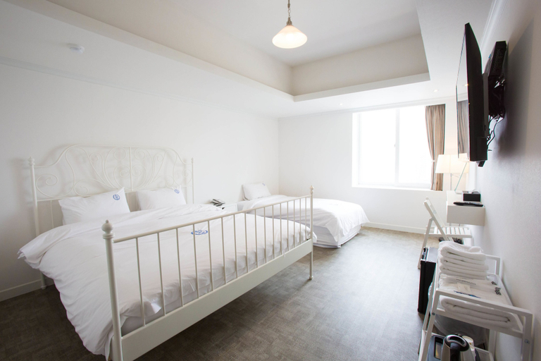 Bedroom 4, Hillside Hotel, Dong