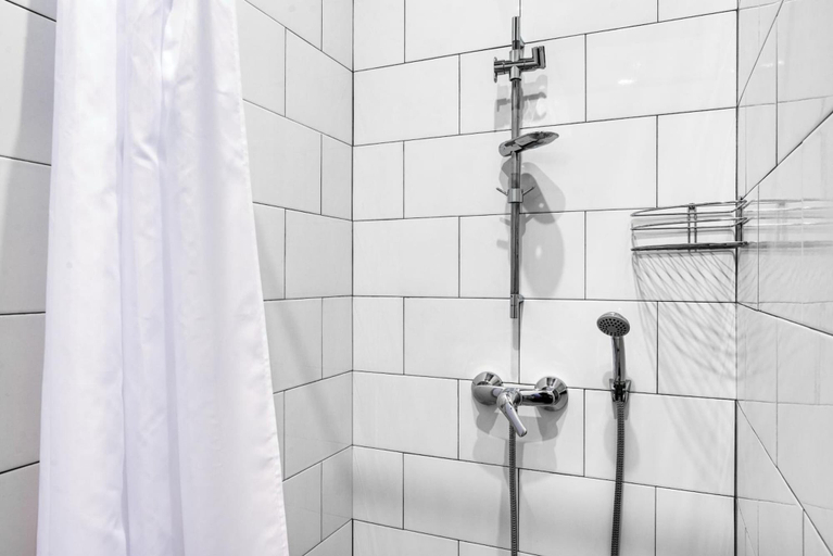 Bathroom 4, Come Inn, Central
