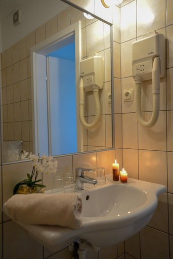 Bathroom 5, Holiday Resorts, Balatonföldvári