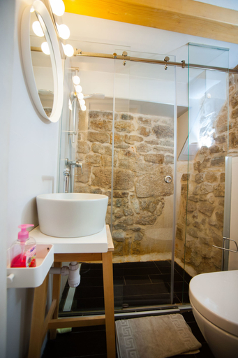 Bathroom 4, Pylon Rooms, Split