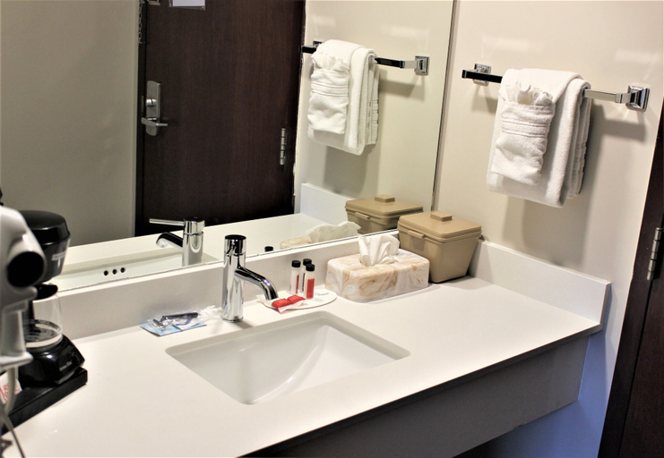 Bathroom 4, Super 8 by Wyndham Fox Creek, Division No. 18