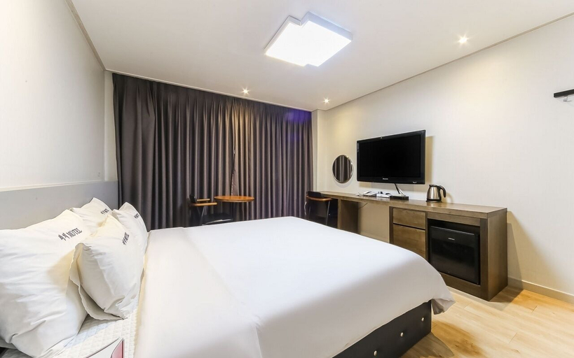 Bedroom 5, Beach Hotel, Yeongdo