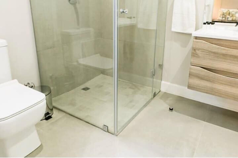 Bathroom 4, 30 on Whites Guesthouse, Mangaung