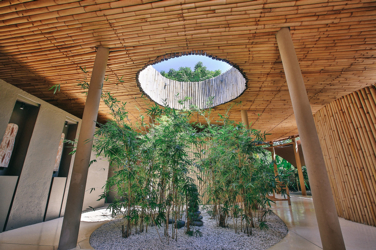 Exterior & Views 19