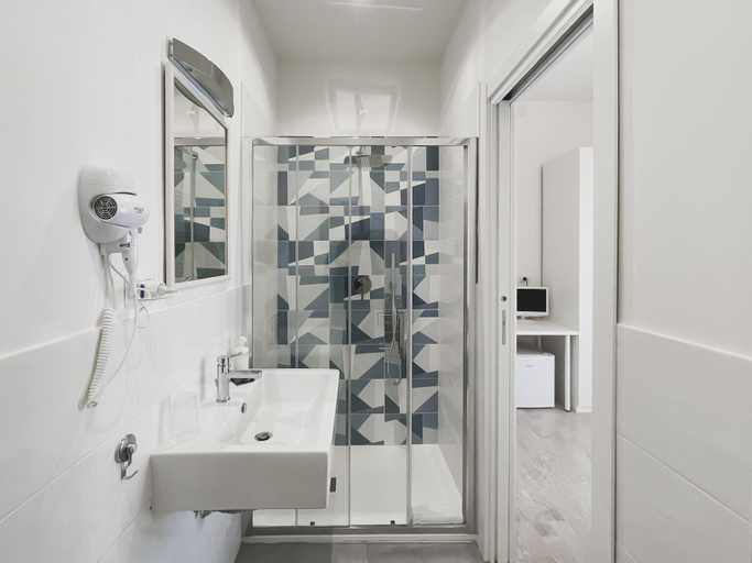 Bathroom 3, Minturnae Hotel, Latina