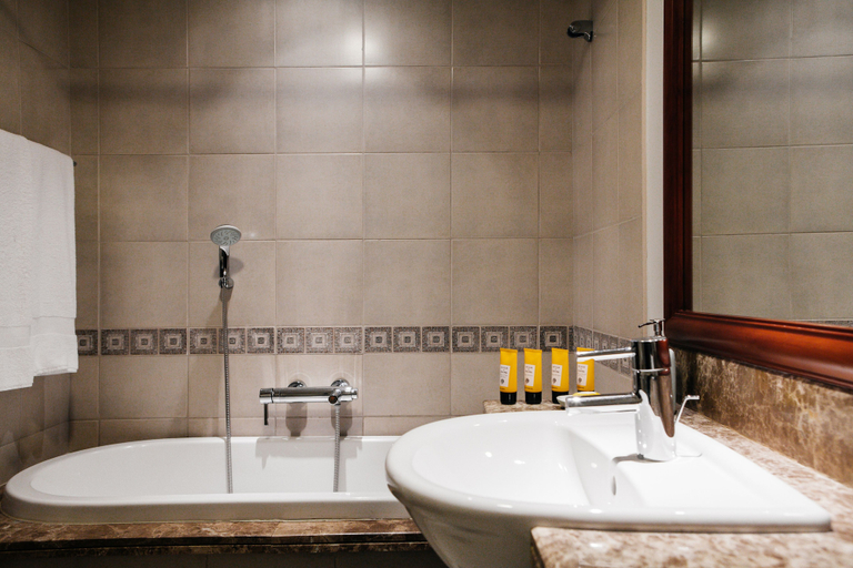 Bathroom 2, Fantastay - Golden Mile, Dubai