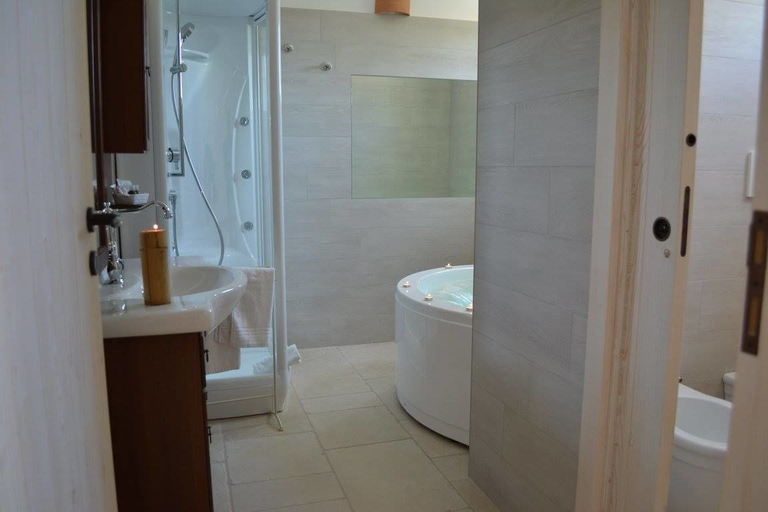 Bathroom 5, Masseria Torricella, Bari