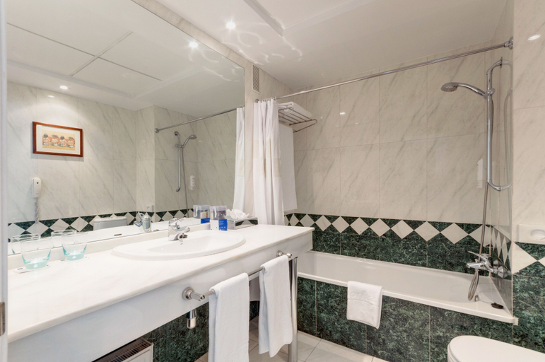 Bathroom 5, Hotel Madrid Chamartín Affiliated by Meliá, Madrid
