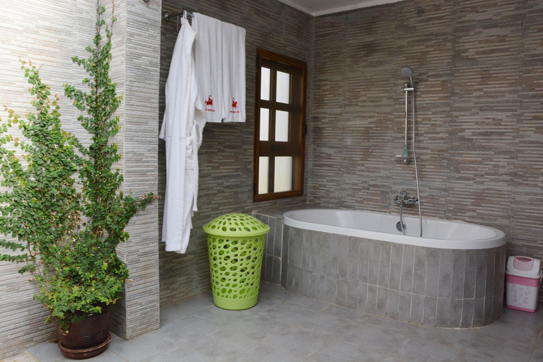Bathroom 3, White Horse Inn, Kabale