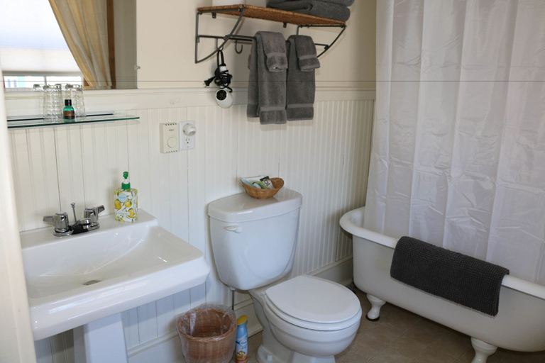 Bathroom 4, Jardine's Inn, Kent