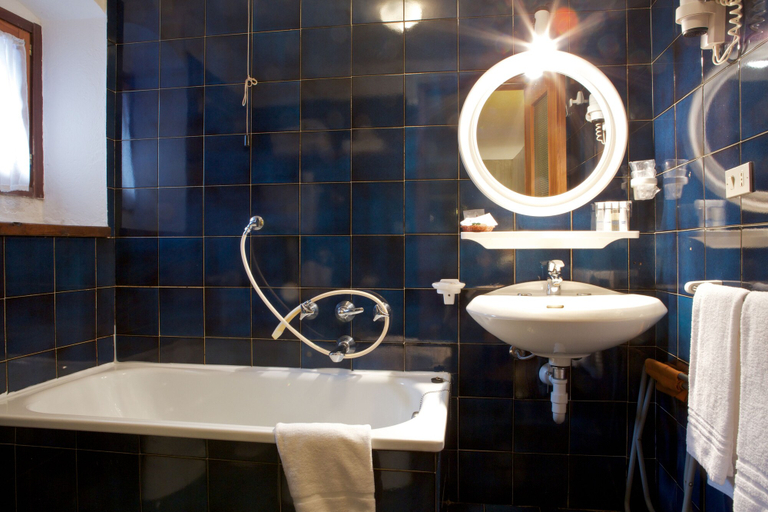 Bathroom, Hôtel Dolonne, Aosta