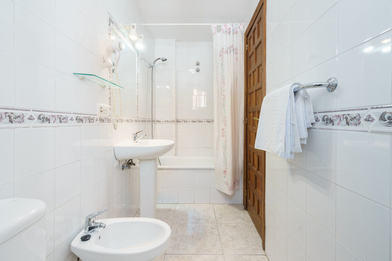 Bathroom 5, Hotel Arunda I, Málaga