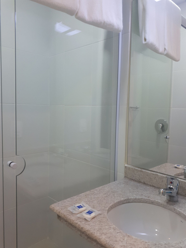 Bathroom 4, ibis budget Barbacena, Barbacena