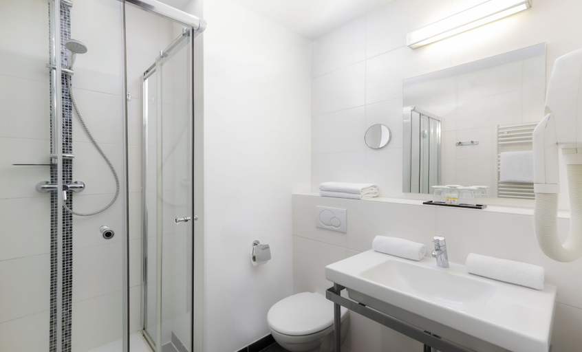 Bathroom 4, Hotel Ambre, Paris