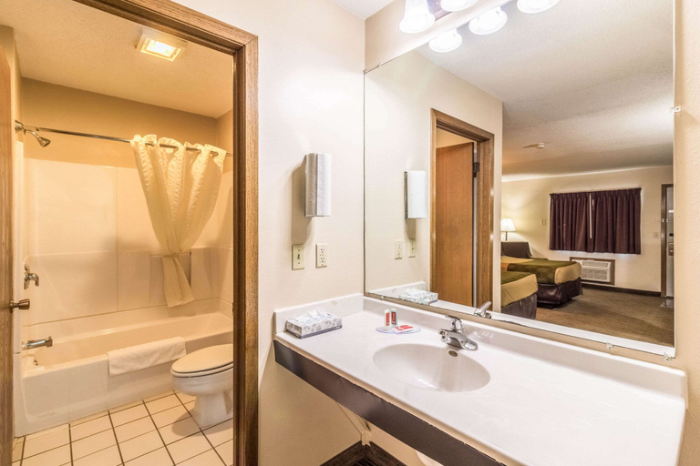 Bathroom 4, Econo Lodge Valley City, Barnes