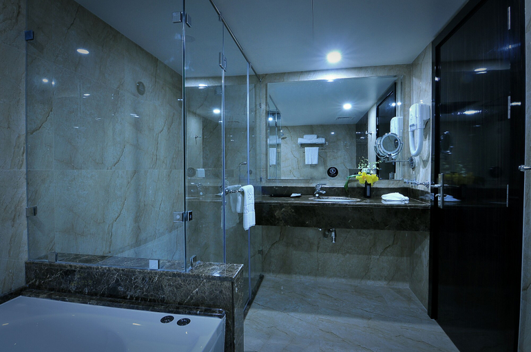 Bathroom 5, Frsan Palace Hotel, Manama