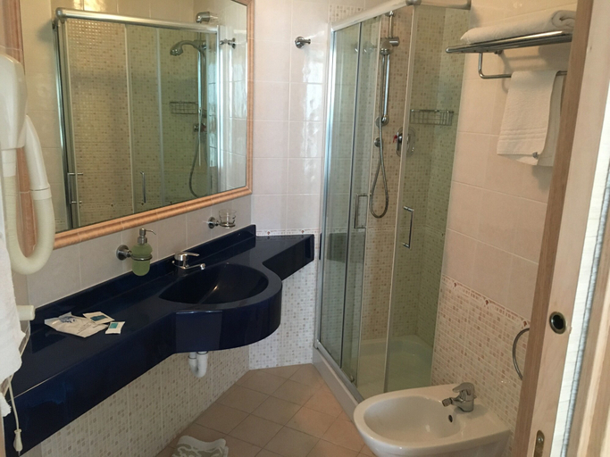 Bathroom 5, Hotel Excelsior, Rimini