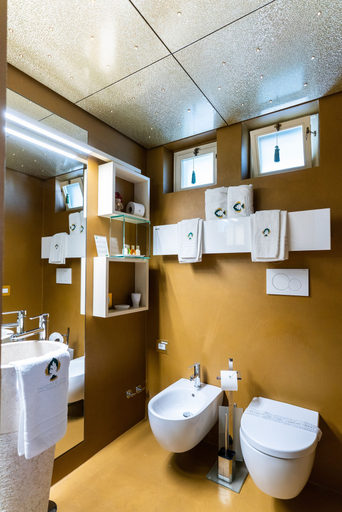 Bathroom 5, Palazzo Scotto, Bari
