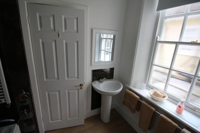 Bathroom 5, Prince Hill Holiday Cottages, Wiltshire