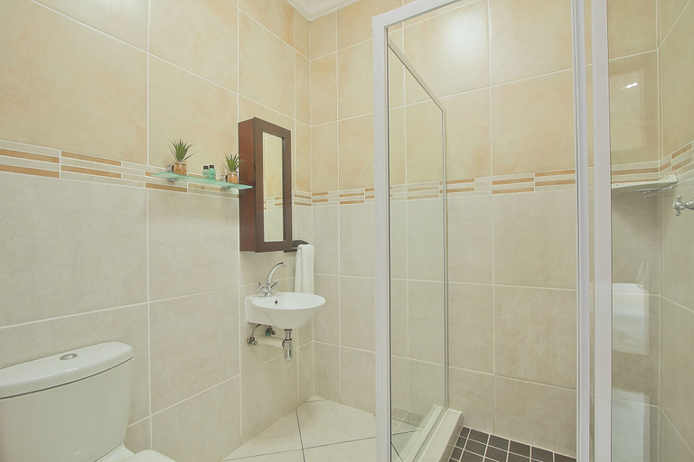 Bathroom 3, Gecko Inn Guest House, Uthungulu