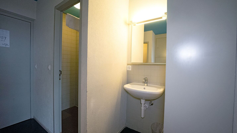 Bathroom 4, Youth Hostel Zermatt, Visp