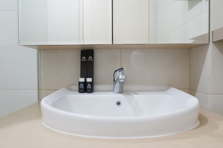 Bathroom 2, Minimalist Studio Apartment at Supermall Mansion Orchard, Surabaya