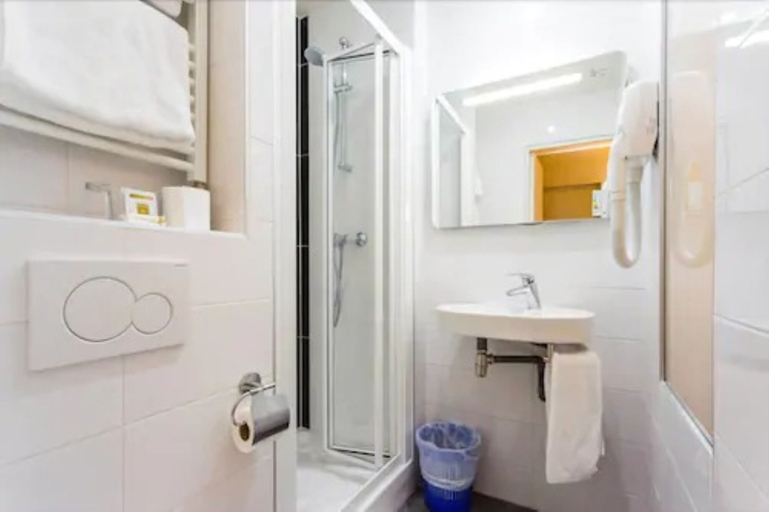 Bathroom 5, Hotel Bonsejour Montmartre, Paris