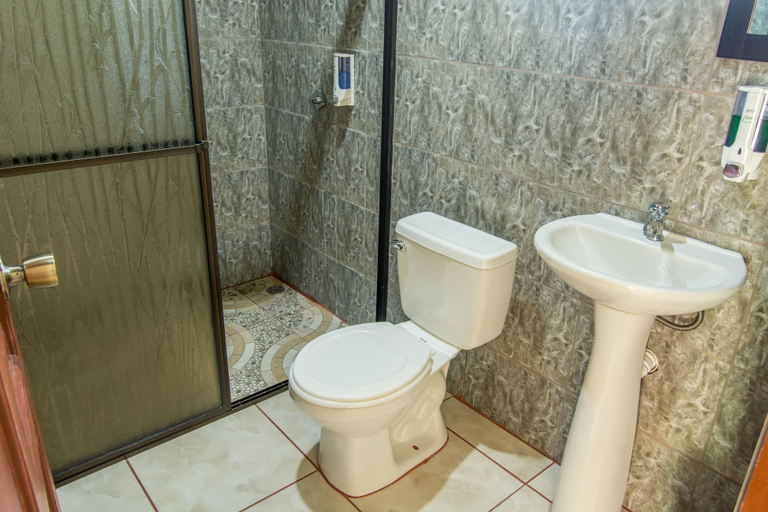 Bathroom, Lavas del Arenal, San Ramón