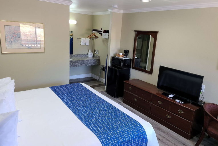 Bedroom 3, Travelodge by Wyndham Clearlake, Lake