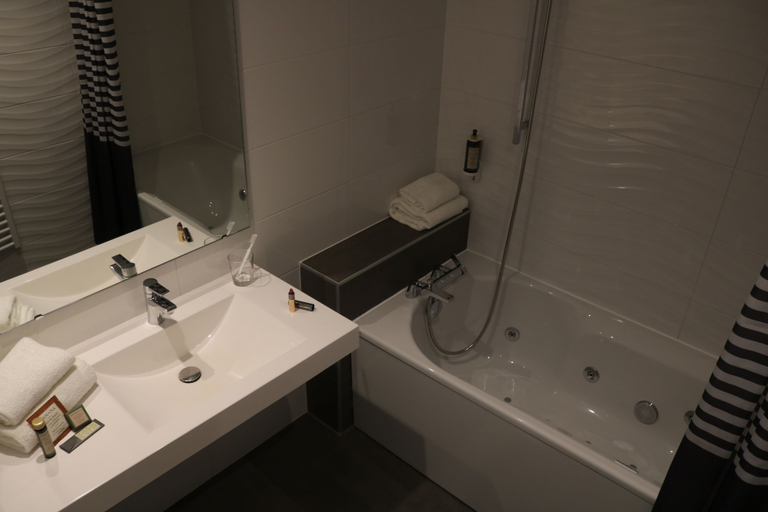 Bathroom 2, Brit Hotel Le Lodge, Bas-Rhin