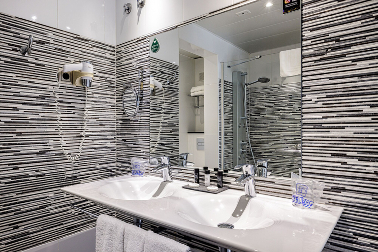 Bathroom 4, Hotel Ronda Lesseps, Barcelona